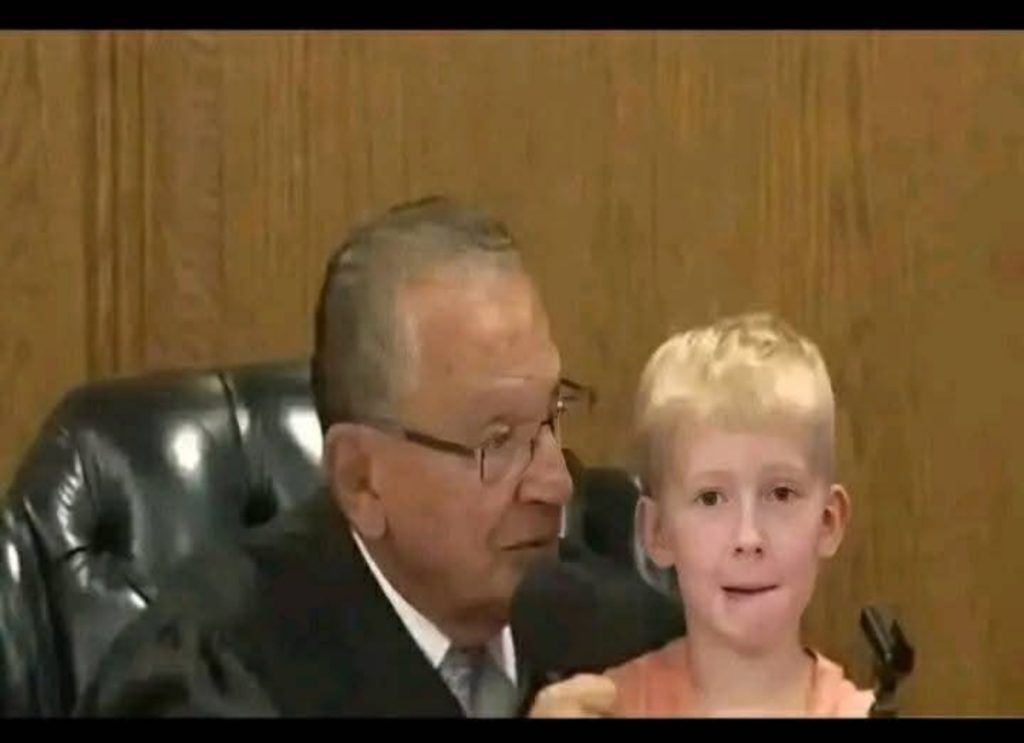 السَّرقة، خاصَّة سرقة الخبز، هٰذِهِ جريمة مخجلة جِدًّا.الحُكم الذي أصدره قاضٍ أمريكي بحق صبيٍ عمره 15 عامًا